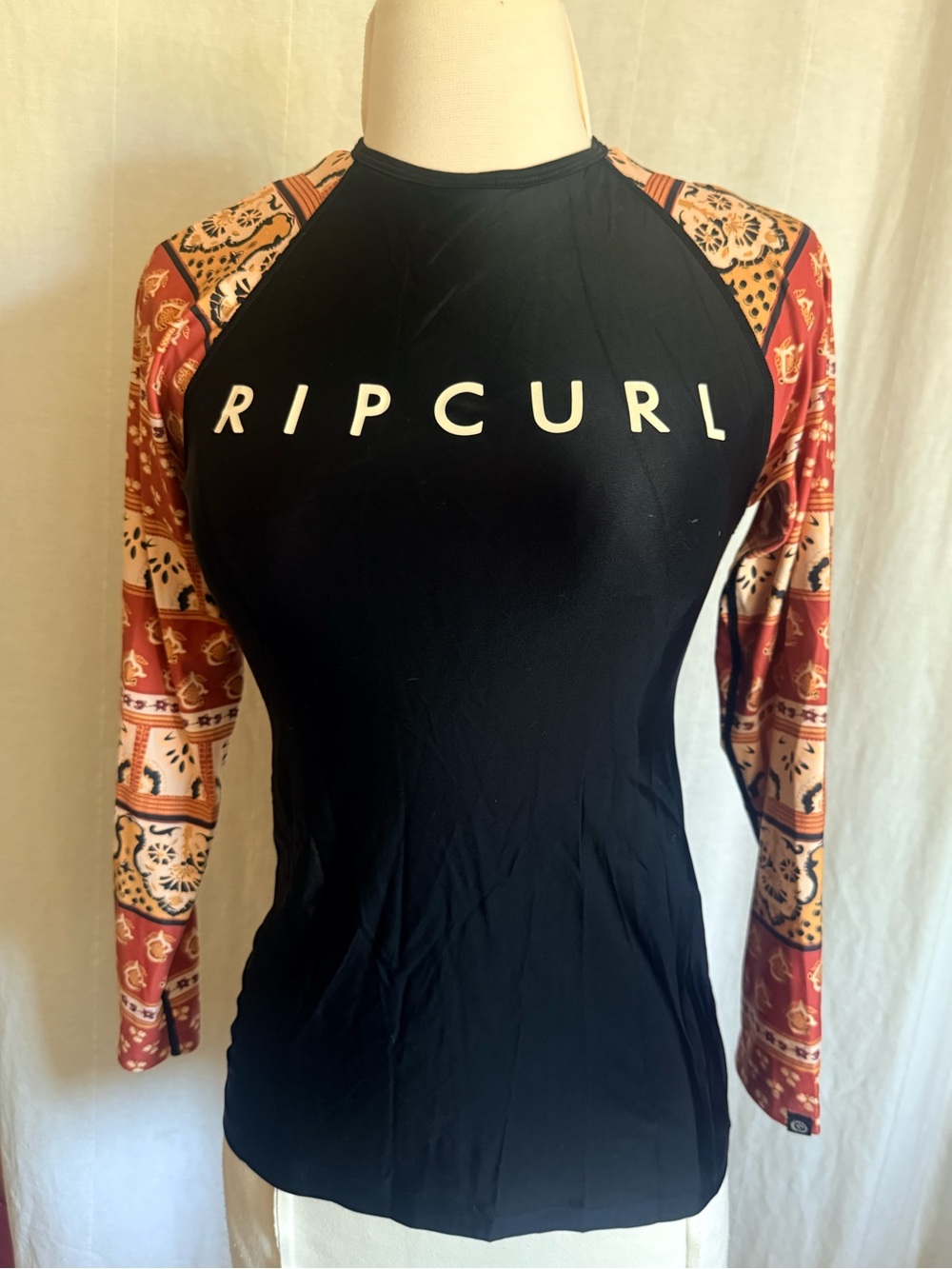 Rip Curl Women's Black surf swim Rash Guard with Patterned Rust Sleeves size XXS